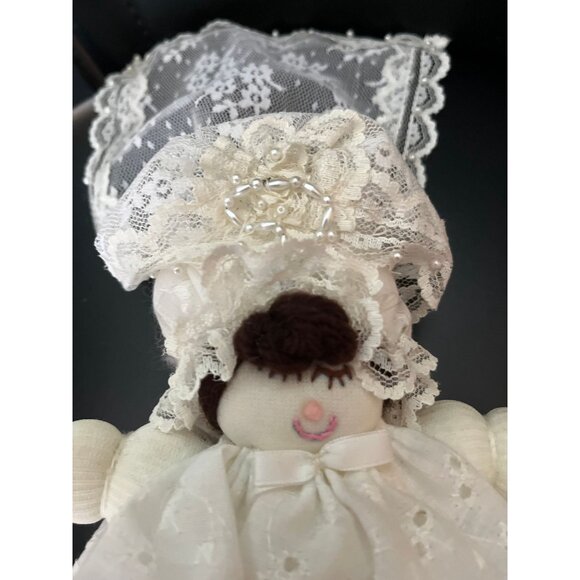 Vtg Handmade Little Girl Wedding Dress Doll With Long Lace Train And Pearl Beads - Picture 6 of 10